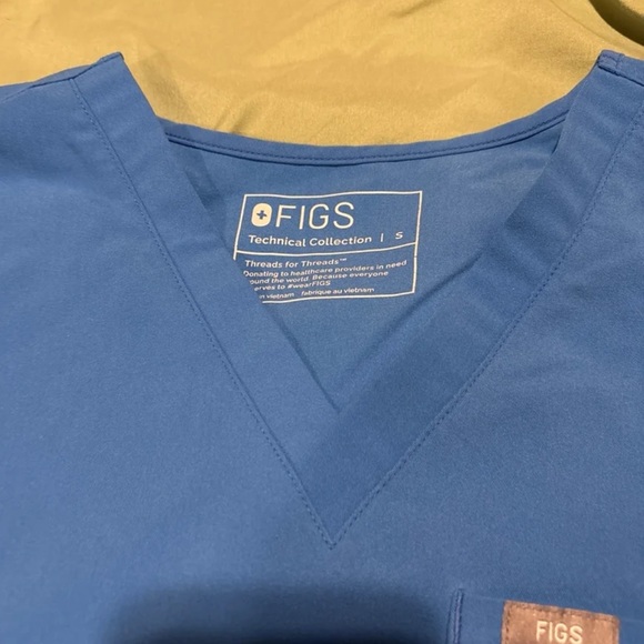 FIGS CATARINA ONE POCKET SCRUB TOP - Picture 2 of 3